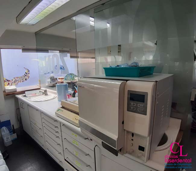 zona de esterilizacion donde se puede ver las maquinas para la esterilizacion del material de la clinica dental laserdental